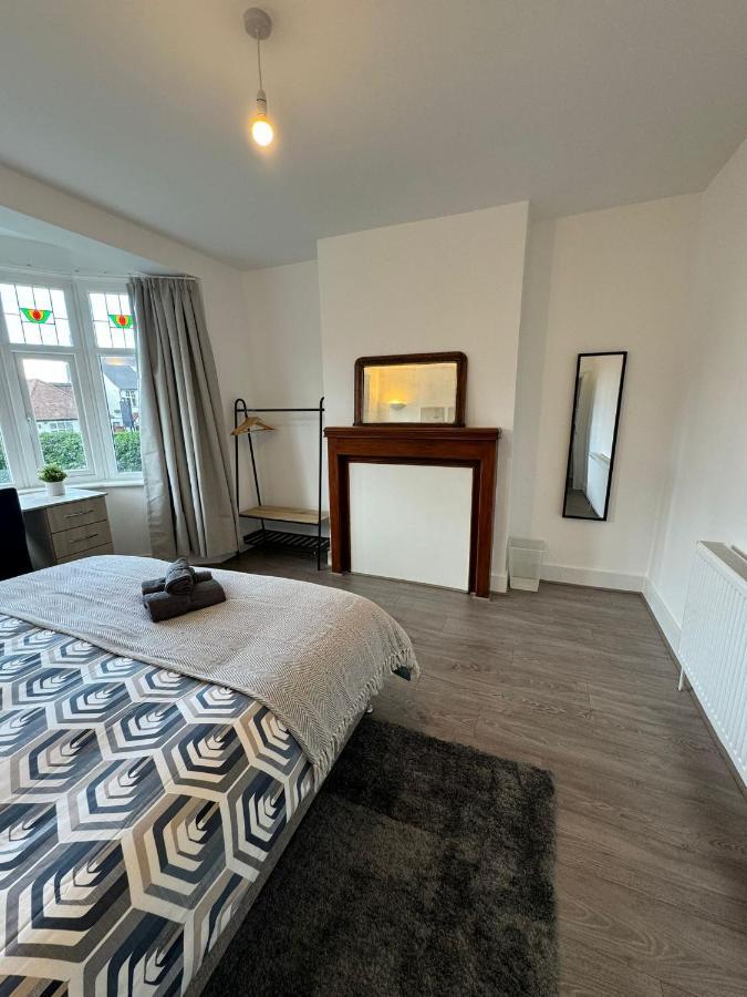 Smart Guest Rooms Fast Access To Central London Via Piccadilly Line New Southgate Extérieur photo